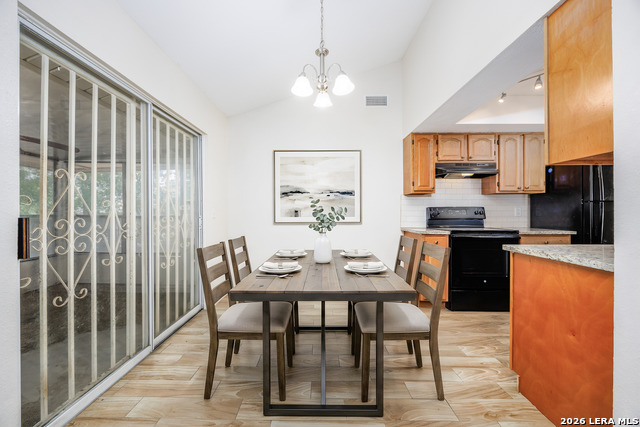 Listing photo id 11 for 602 Sawtooth Dr