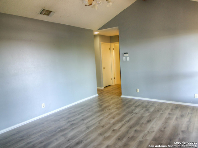 Image 18 of 27 For 14119 Moss Farm St