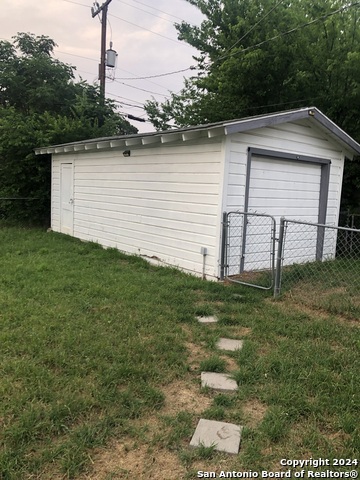 Image 9 of 10 For 215 Edna Ave