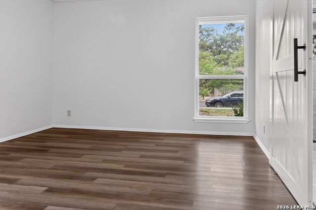 Listing photo id 5 for 8822 Pertshire St