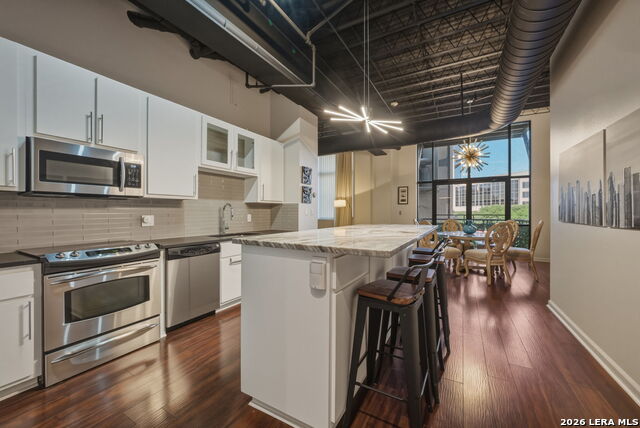 Image 10 of 29 For 214 Travis St E Apt 205