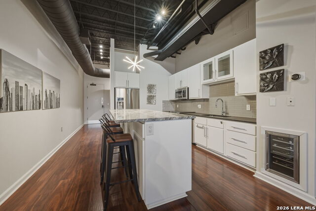 Image 11 of 29 For 214 Travis St E Apt 205