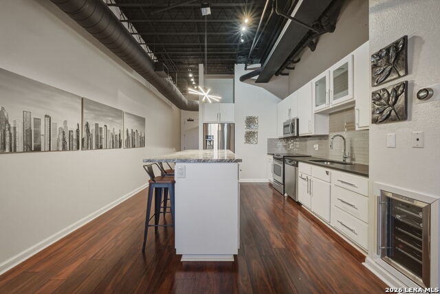 Image 12 of 29 For 214 Travis St E Apt 205