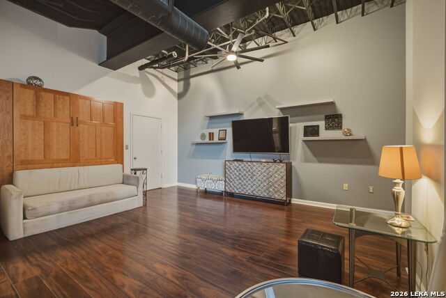 Image 16 of 29 For 214 Travis St E Apt 205