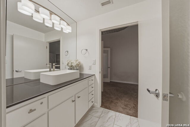 Image 20 of 29 For 214 Travis St E Apt 205