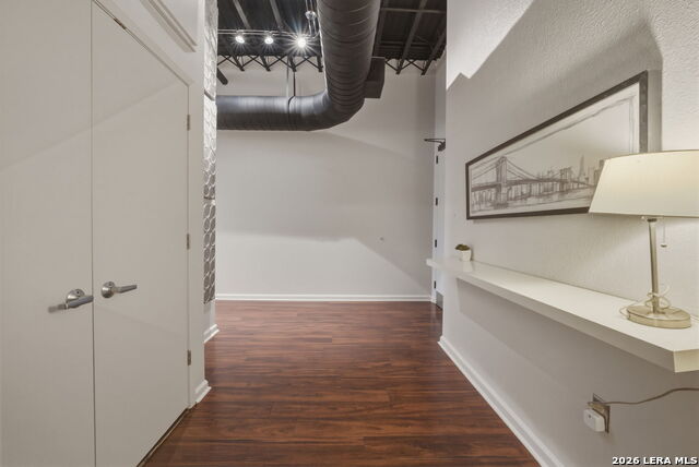 Image 23 of 29 For 214 Travis St E Apt 205