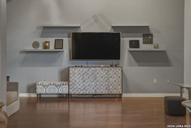 Image 5 of 29 For 214 Travis St E Apt 205