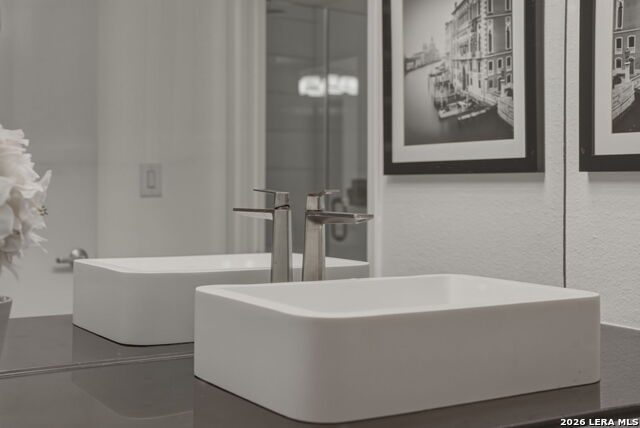 Image 7 of 29 For 214 Travis St E Apt 205