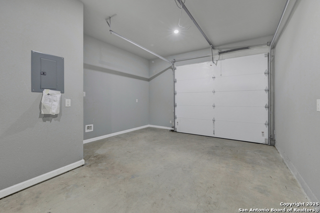 Image 19 of 25 For 5170 Village Green