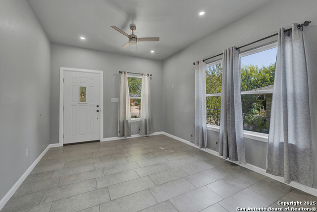 Image 4 of 25 For 5170 Village Green