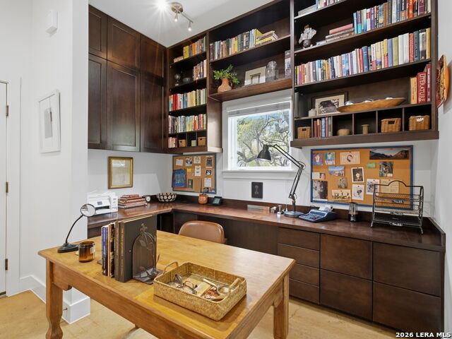 Image 28 of 60 For 2355 Oakland Bend