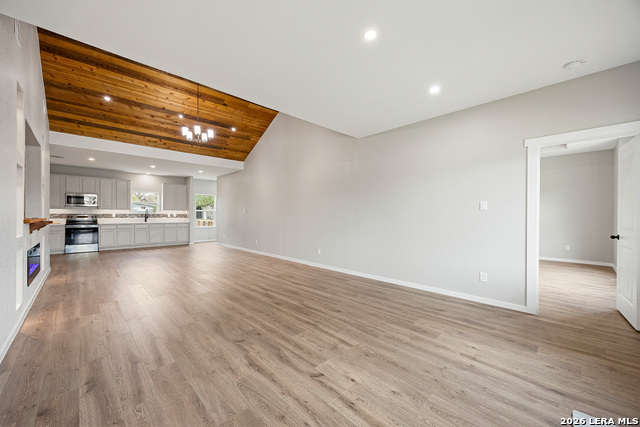 Image 11 of 39 For 316 Royal Oaks Dr