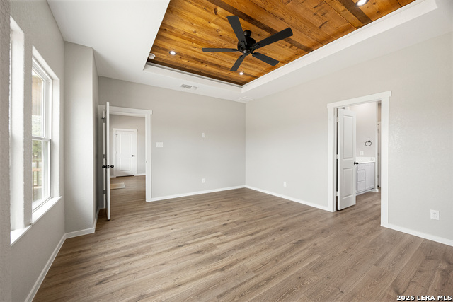 Image 19 of 39 For 316 Royal Oaks Dr