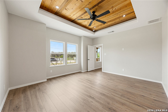 Image 20 of 39 For 316 Royal Oaks Dr