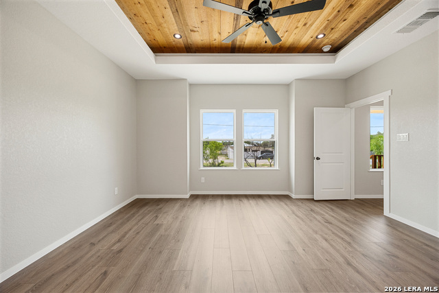 Image 21 of 39 For 316 Royal Oaks Dr