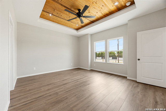 Image 22 of 39 For 316 Royal Oaks Dr