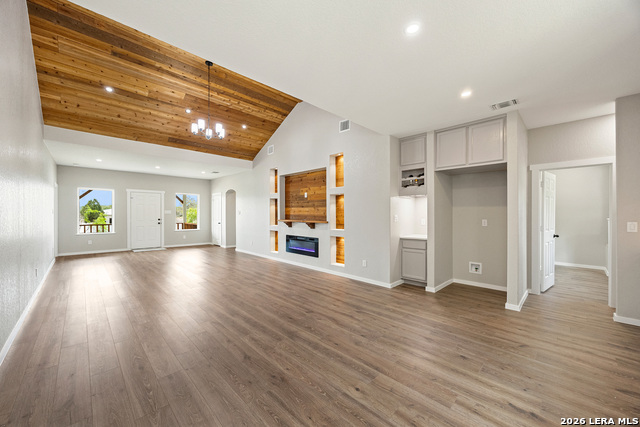 Image 7 of 39 For 316 Royal Oaks Dr