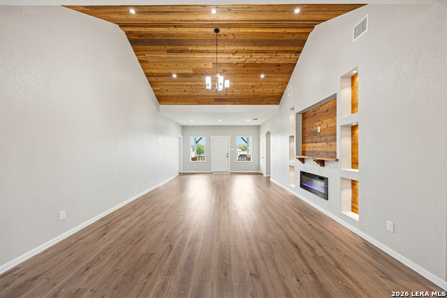 Image 8 of 39 For 316 Royal Oaks Dr