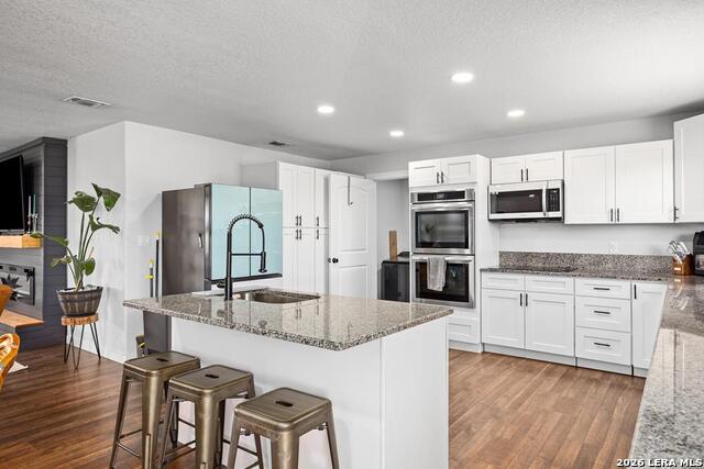 Listing photo id 7 for 3611 Medina Hwy