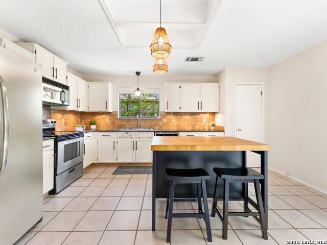 Listing photo id 18 for 14930 Dancers Image