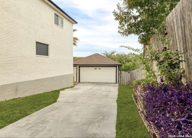 Image 18 of 28 For 7738 Oakhill Park