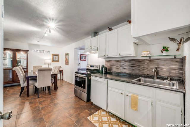 Listing photo id 8 for 1723 Medina Circle