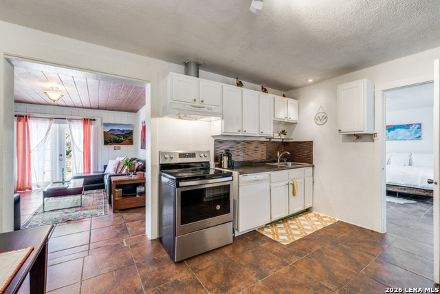 Listing photo id 9 for 1723 Medina Circle