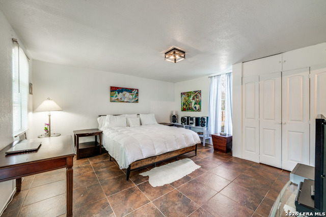 Listing photo id 10 for 1723 Medina Circle