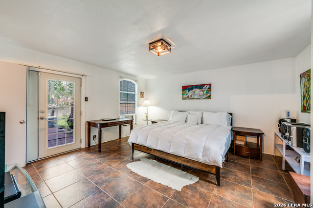 Listing photo id 11 for 1723 Medina Circle