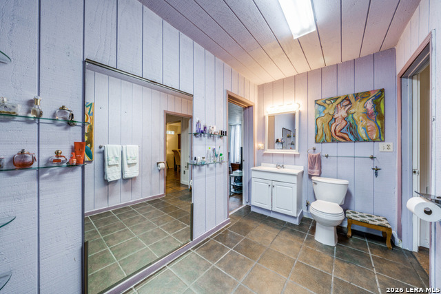 Listing photo id 13 for 1723 Medina Circle