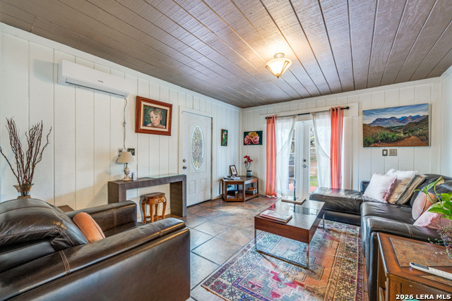 Listing photo id 5 for 1723 Medina Circle