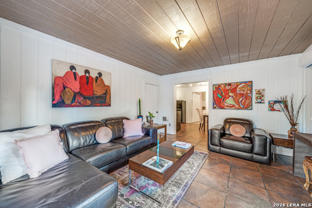 Listing photo id 6 for 1723 Medina Circle