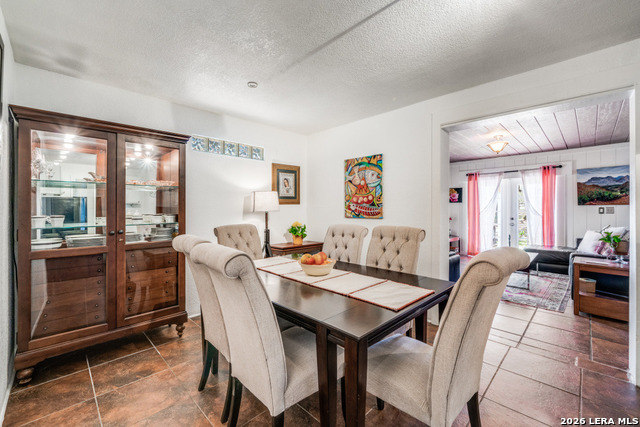 Listing photo id 7 for 1723 Medina Circle