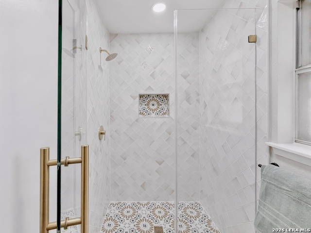 Image 21 of 29 For 8615 Norwich Dr