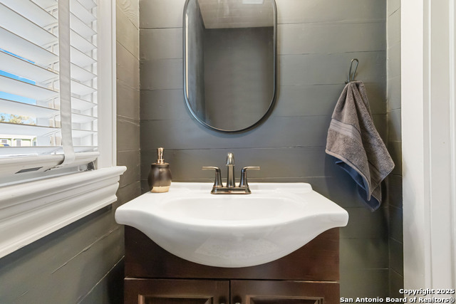 Image 14 of 27 For 803 Bismark St