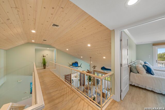 Image 28 of 71 For 2011 Crescent Dr