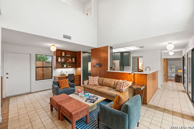 Image 18 of 44 For 209 Henderson St