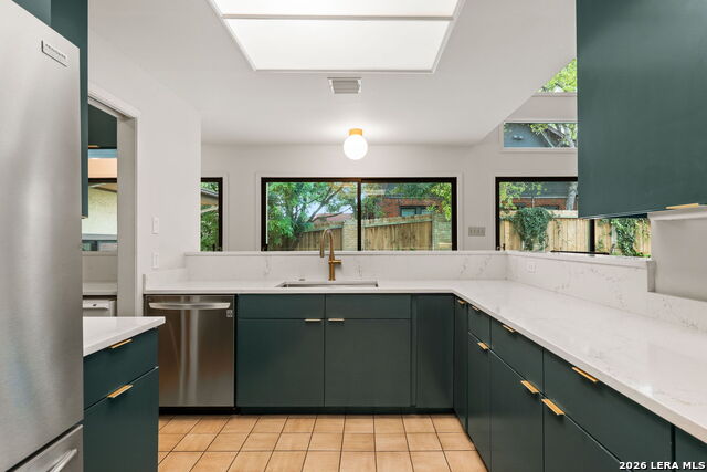 Image 22 of 44 For 209 Henderson St