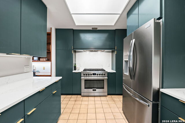 Image 25 of 44 For 209 Henderson St