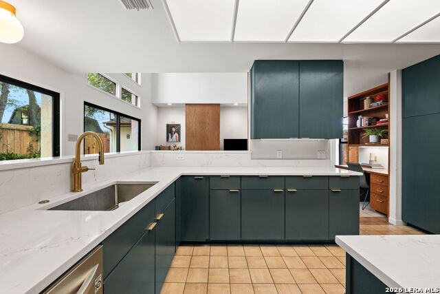 Image 26 of 44 For 209 Henderson St