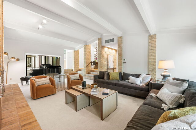 Image 9 of 44 For 209 Henderson St