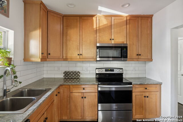 Image 15 of 29 For 711 Eleanor  