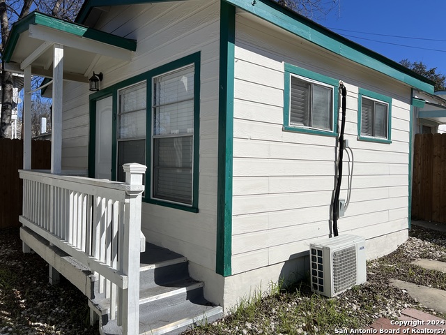 Image 2 of 10 For 825 Russell Pl W 3