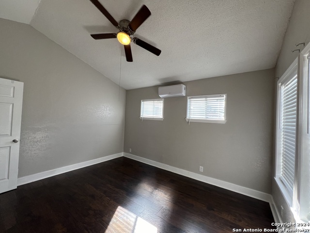 Image 4 of 10 For 825 Russell Pl W 3