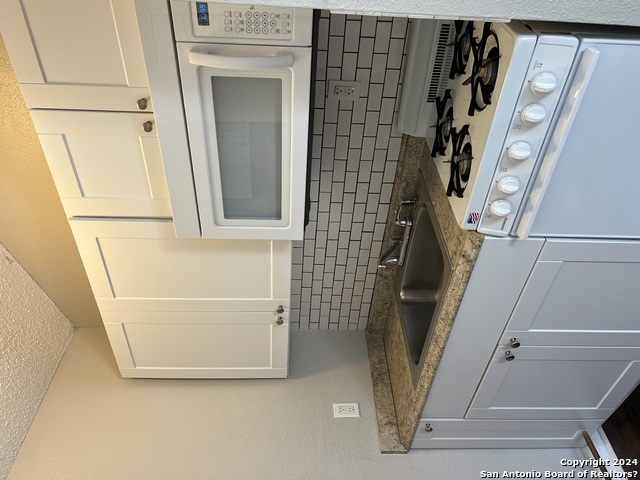 Image 6 of 10 For 825 Russell Pl W 3