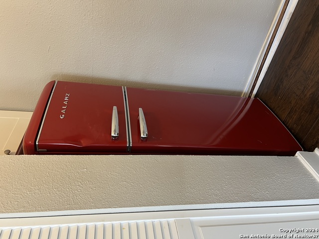 Image 7 of 10 For 825 Russell Pl W 3