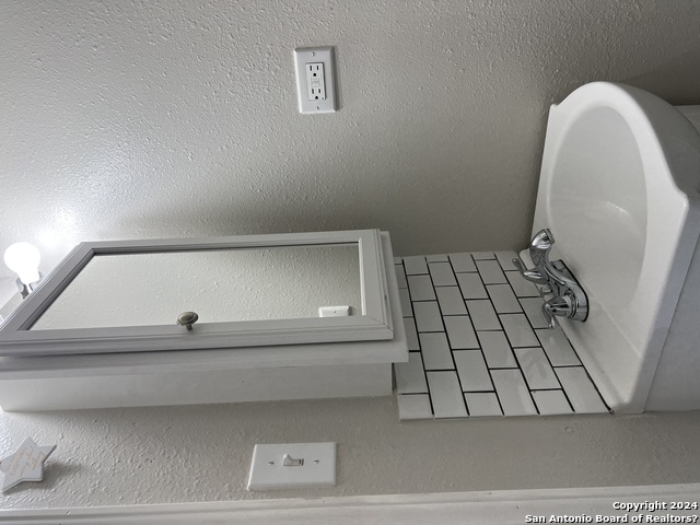 Image 9 of 10 For 825 Russell Pl W 3