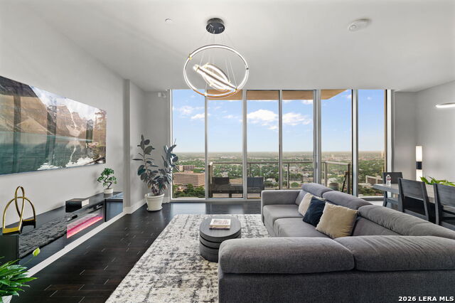 Image 10 of 63 For 610 Market St E Unit 2605