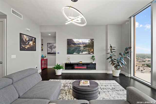 Image 11 of 63 For 610 Market St E Unit 2605