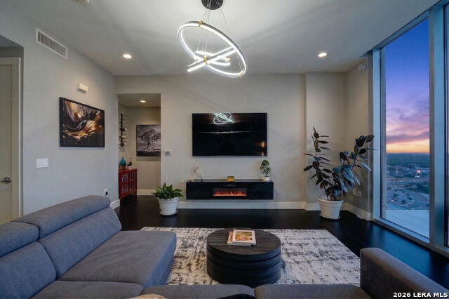 Image 12 of 63 For 610 Market St E Unit 2605